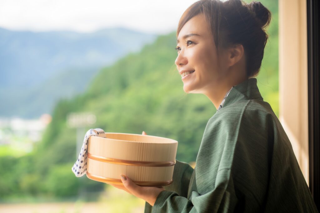 温泉旅行を楽しむ女性