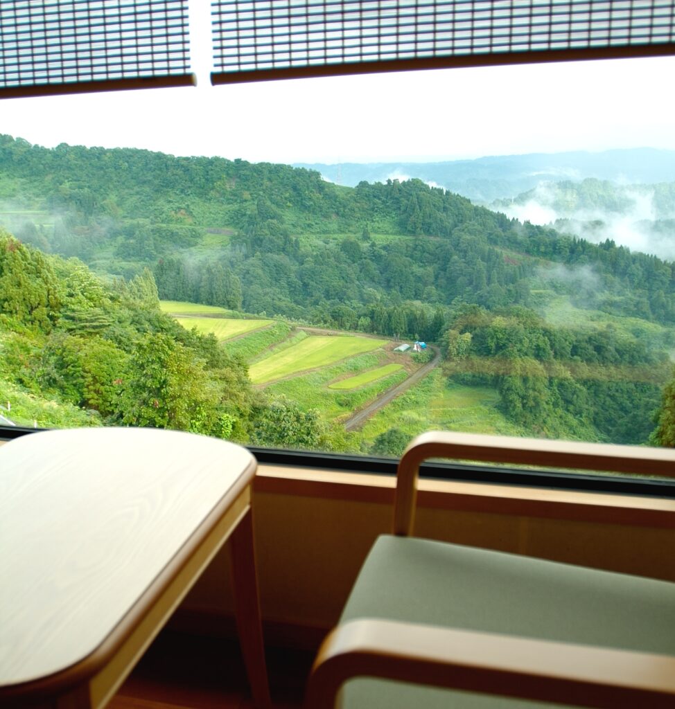 新潟の絶景ホテル・旅館　まつだい芝峠温泉 雲海　客室：棚田館からの絶景