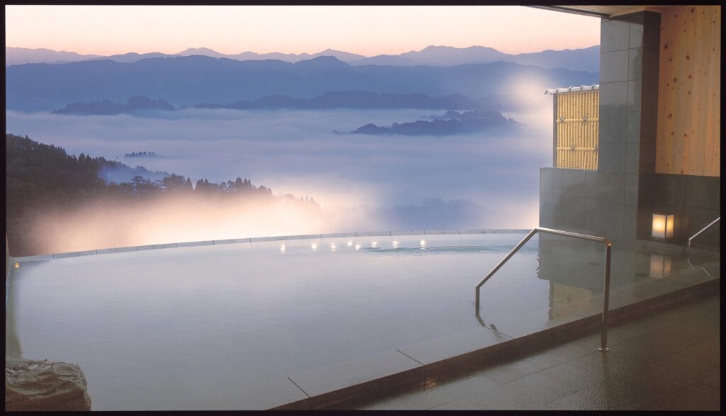 新潟の絶景ホテル・旅館　まつだい芝峠温泉 雲海　露天風呂からの絶景